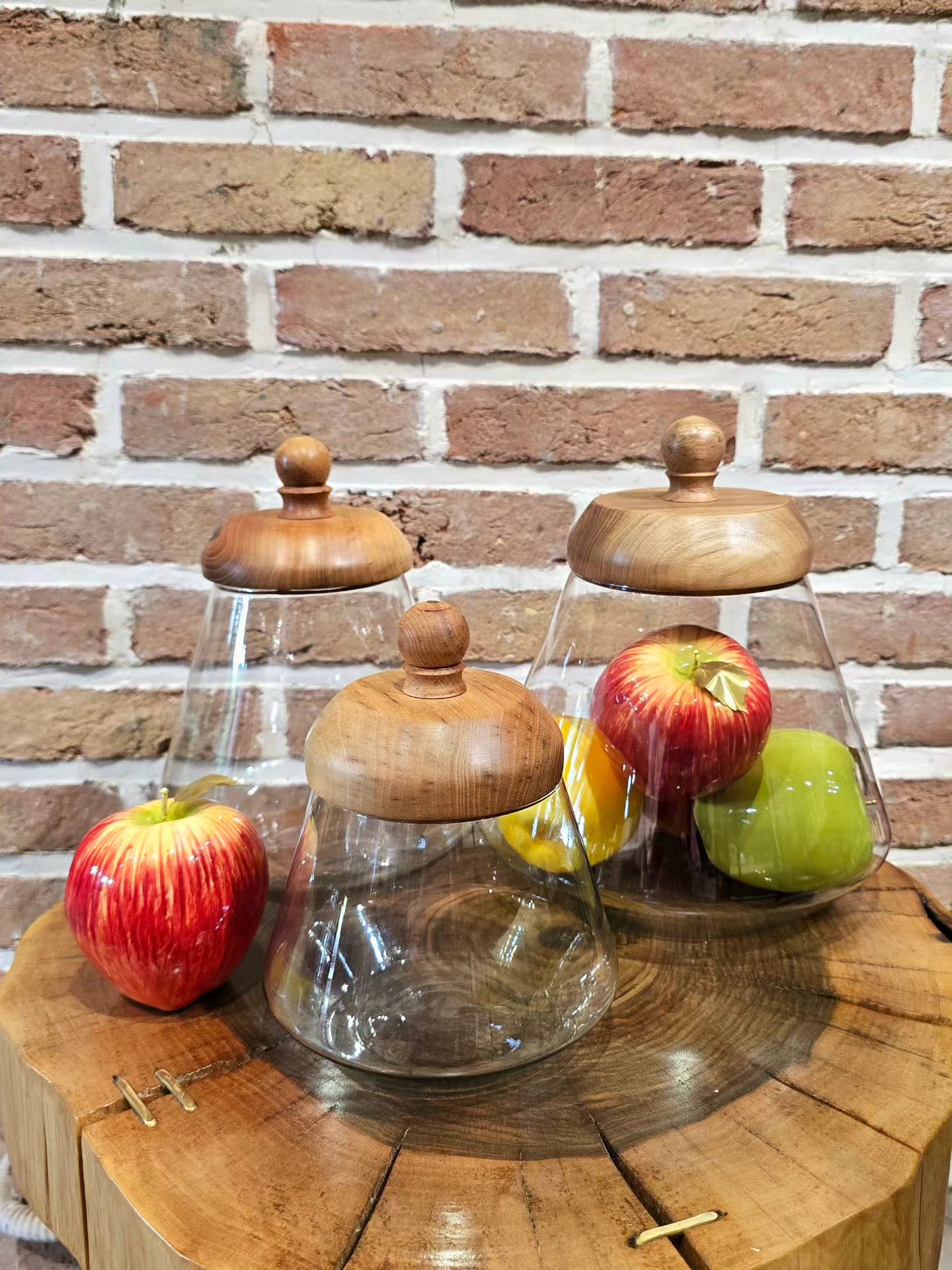 بانکه های ست شیشه ای با درب چوبیِ خراطی شده(چوب گردو)